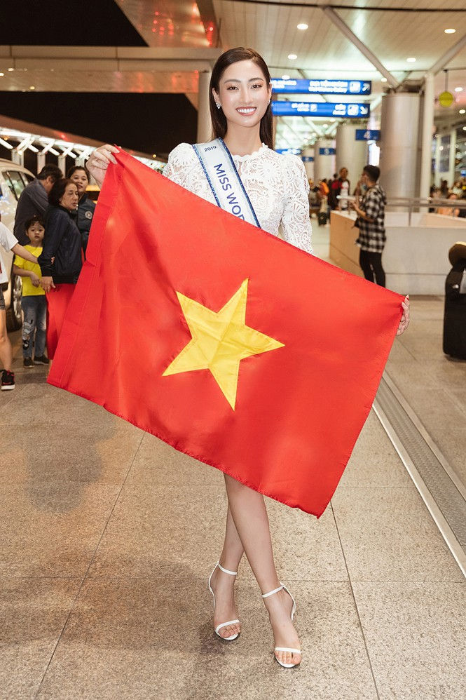 Sau gần 3 tháng chuẩn bị, Lương Thùy Linh chính thức lên đường sang London (Anh) vào tối 23/11. Mặc dù khởi hành trễ hơn ít ngày so với các thí sinh khác do sự cố visa song đại diện Việt Nam vẫn biết cách tạo sự khác biệt trong các hoạt động đầu tiên tại Miss World.