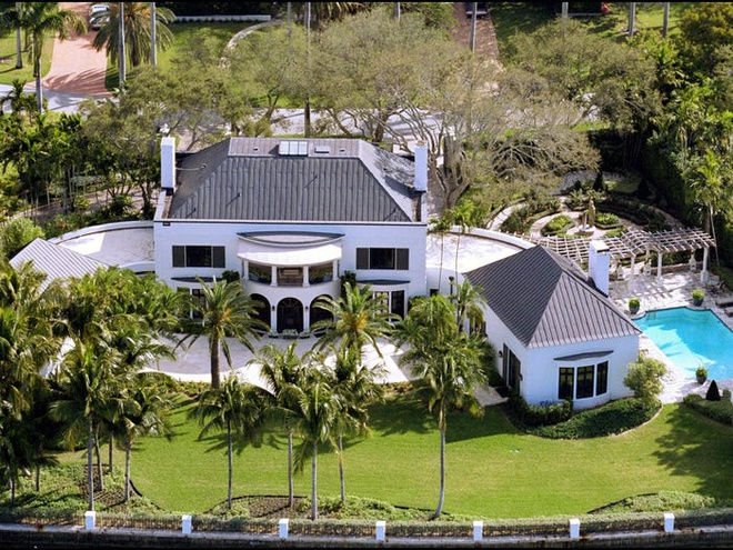 Một căn biệt thự khác trên đảođã lập kỷ lục tại thành phố Miami khiđược bán vào tháng 2 năm nay với giá50 triệu USD.