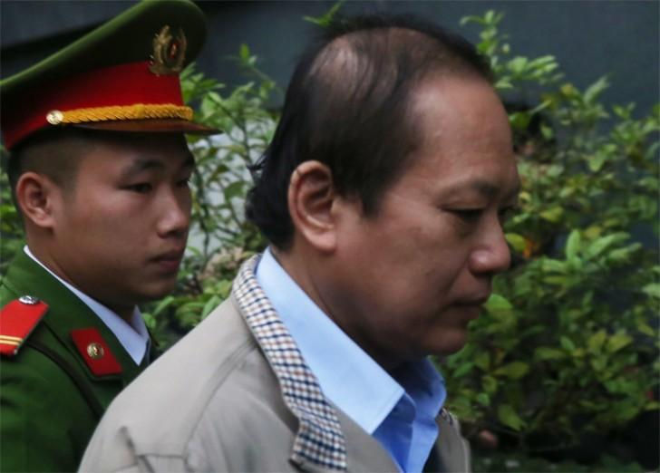  Cựu bộ trưởng Trương Minh Tuấn bị dẫn giải vào phòng xét xử. Ảnh: VnExpress 