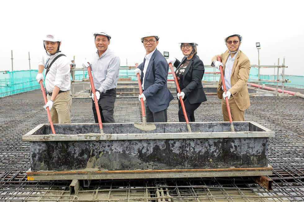 Ông Nguyễn Cảnh Sơn (giữa), Tổng giám đốc Công ty cổ phần Ariyana thực hiện nghi lễ cất nóc Ariyana Beach Resort & Suites Đà Nẵng.