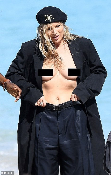 Đầu tháng 12, siêu mẫu nổi tiếng nhất nước Anh Kate Moss thu hút sự chú ý với bộ cánh không nội y có mặt trên bãi biển Miami chụp hình cho chiến dịch trang phục nam mới nhất của Dior. Ngay lập tức những tấm hình hớ hênh của siêu mẫu được lan truyền nhanh chóng trên mạng xã hội với nhiều bình luận tiêu cực cho rằng cô quá sồ sề.