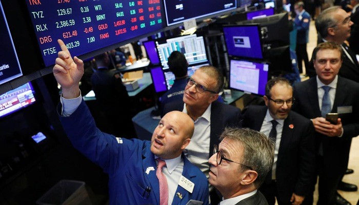 Các nhà giao dịch cổ phiếu trên sàn NYSE ở New York, Mỹ - Ảnh: Reuters.