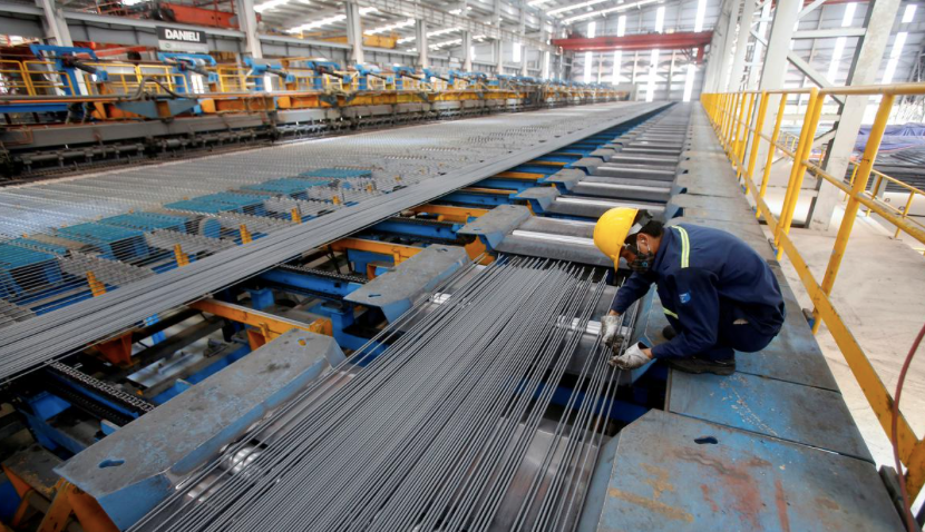 Công nhân sản xuất thép ở nhà máy Hòa Phát, tỉnh Hải Dương. Ảnh: Reuters.