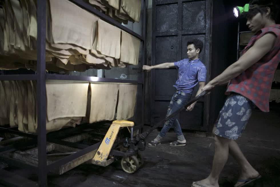 Một công nhân đang gia công cao su ở Thái Lan. Ảnh: Bloomberg.
