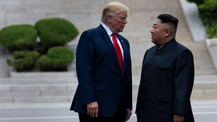Tổng thống Donald Trump và nhà lãnh đạo Triều Tiên Kim Jong Un đứng trên đất Triều Tiên tại Khu phi quân sự (DMZ) vào ngày 30/6/2019, tại Panmunjom, Hàn Quốc. 