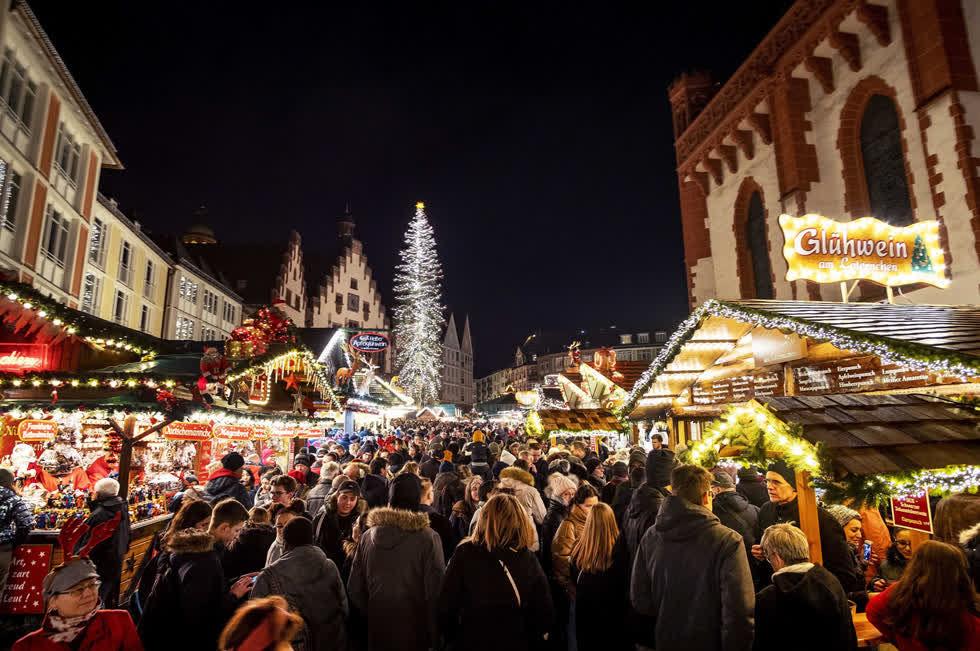 Hàng trăm người đi dạo quanh chợ Giáng sinh ở Frankfurt, Đức, vào ngày 14/12. Ảnh AP