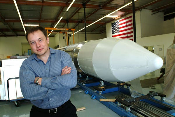 Năm 2004, Elon Musk, 33 tuổi, bắt đầu đầu tư vào công ty xe điện Tesla của nhà sáng lập Martin Eberhard. Thời điểm đó, Musk đã là một triệu phú nhờ thành lập và tài trợ cho các công ty công nghệ như SpaceX và Paypal. Năm 2006, khi đang giữ chức vụ chủ tịch Tesla, Musk cho ra mắt sản phẩm xe điện hoàn toàn đầu tiên, Roadster.