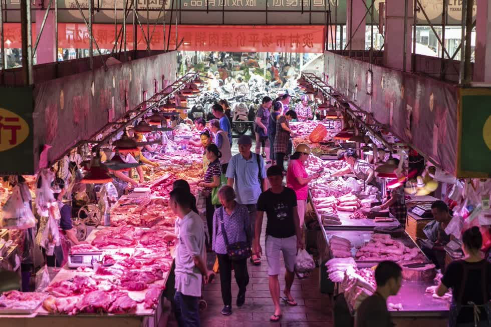 Giá thịt lợn bán buôn tuần trước đã giảm 0,8% so với tuần trước đó, mức giảm hàng tuần thứ tư liên tiếp, theo dữ liệu mới nhất được công bố bởi Bộ Thương mại Trung Quốc vào ngày 18/12. Ảnh: Bloomberg.