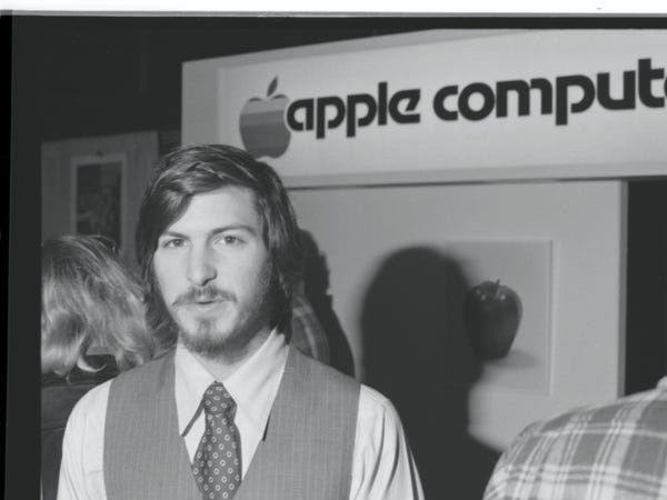 Steve Jobs và Steve Wozniak bắt đầu Công ty Máy tính Apple vào năm 1976 tại nhà để xe của Steve Jobs. Thời điểm đó, ông chỉ 21 tuổi. Steve Jobs là bộ não đằng sau Apple, trong khi Wozniak là một kỹ sư. Năm 1984, công ty giới thiệu máy tính cá nhân đầu tiên Macintosh.