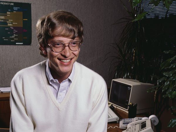 Bill Gates và Paul Allen thành lập Microsoft vào năm 1975. Thời điểm đó, Bill Gates chỉ mới 20 tuổi và cũng bỏ học ở Đại học Harvard để dành thời gian cho công ty khởi nghiệp của mình. Từ một công ty chỉ thiết kế và bán phần mềm, Microsoft trở thành đế chế chuyên cung cấp các thiết bị điện tử tiêu dùng, bộ điều hành và máy tính cá nhân.