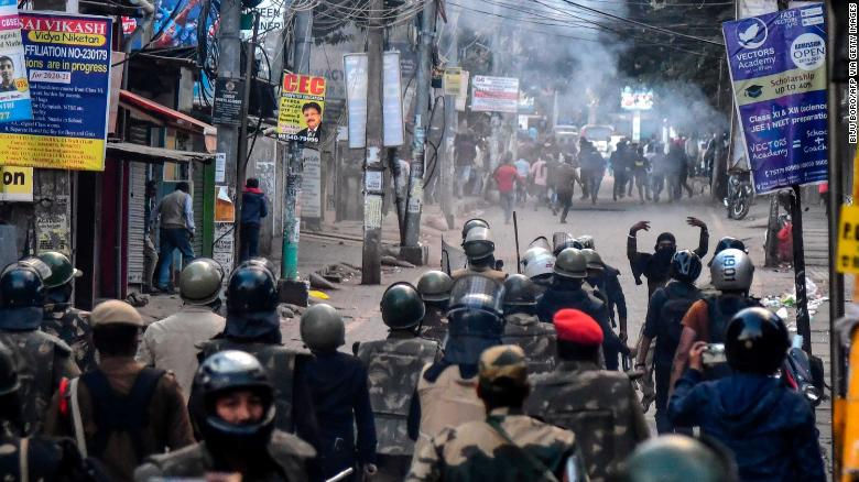 Làn sóng biểu tình nổ ra tại ít nhất 15 thành phố lớn trên toàn quốc. Ngay cả khi ông Modi quyết định tước quyền tự trị của bang Hồi giáo Jammu và Kashmir hồi tháng 8, cũng có rất ít người xuống đường phản đối.