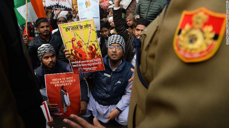   Chiều 19-12, đúng với dự đoán của giới quan sát, chính quyền Ấn Độ đã ban bố lệnh giới nghiêm, cấm người dân tụ tập tại nhiều địa điểm trước sự lan rộng của các cuộc biểu tình phản đối Luật quốc tịch sửa đổi (CAA).  