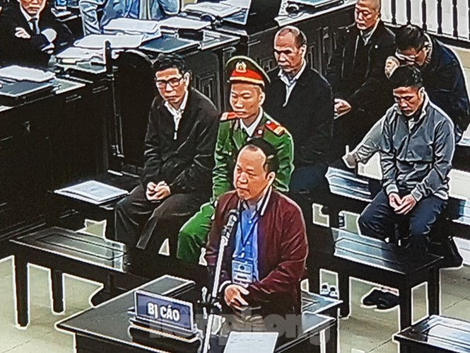  Bị cáo Nguyễn Đăng Nguyên trình bày tại tòa.  