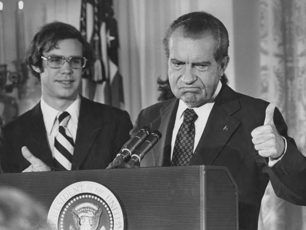 Tuy nhiên, trước khi Hạ viện bỏ phiếu để quyết định việc này, Nixon đã từ chức vào ngày 8/8/1974. Ông là tổng thống duy nhất từ chức trong lịch sử Mỹ.