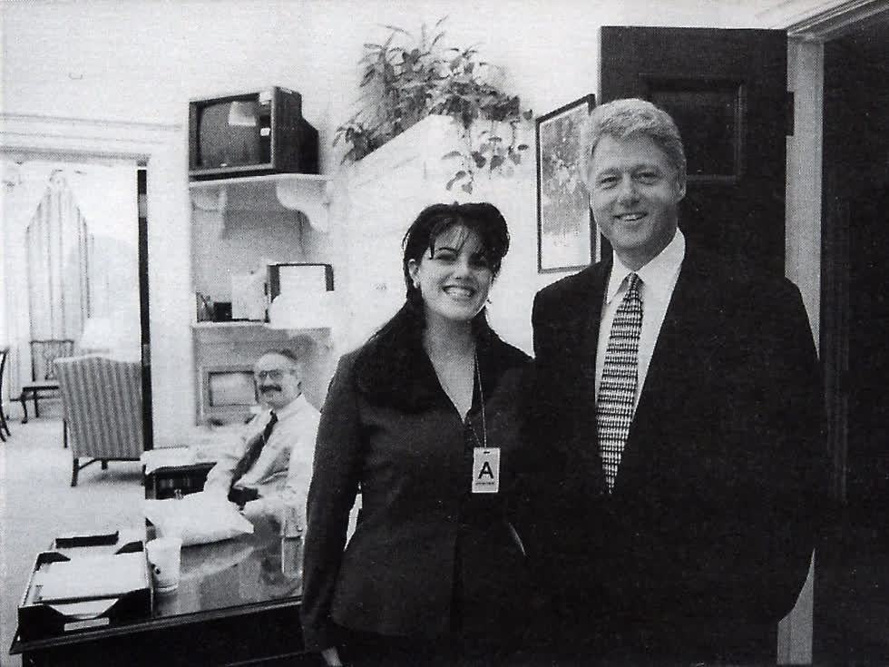 Tháng 1/1998, cũng trong vụ kiện của bà Jones, ông Clinton phủ nhận cáo buộc ngoại tình với thực tập sinh Nhà Trắng Monica Lewinsky. Nhưng tới tháng 7, ông phải ra điều trần về những cáo buộc khai man liên quan tới mối quan hệ với Lewinsky. Một tháng sau đó, cựu tổng thống Mỹ thừa nhận ngoại tình với nữ thực tập sinh.