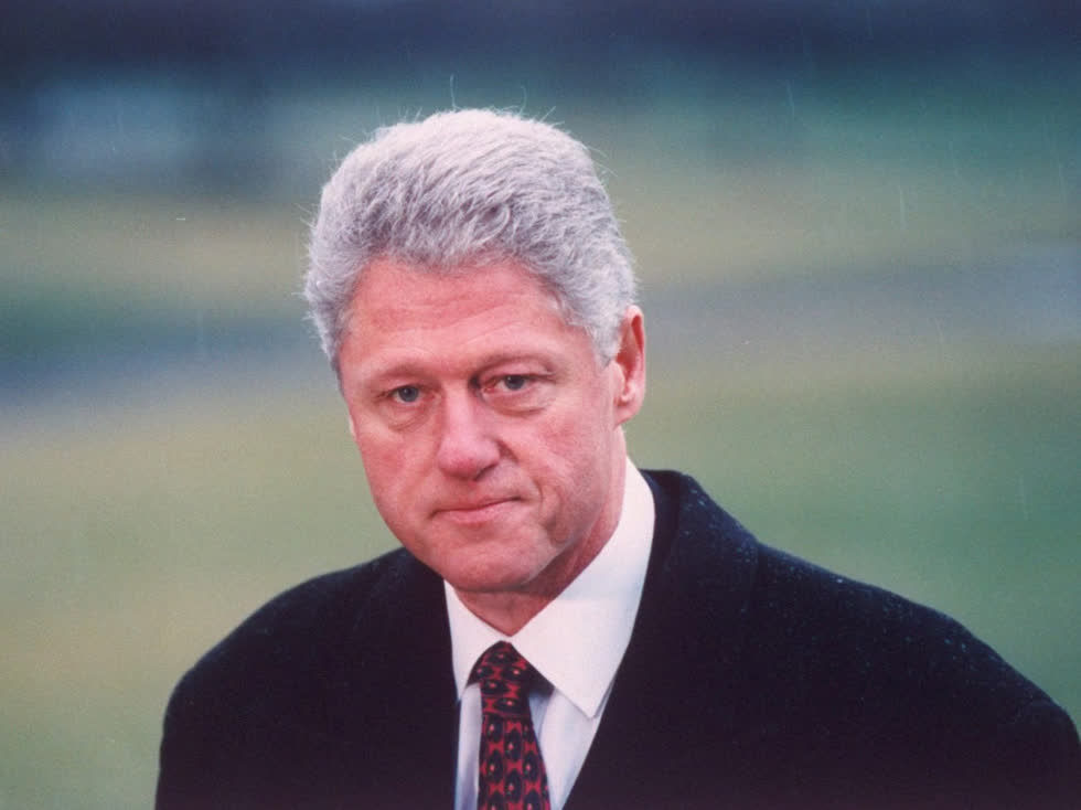 Ngày 11/12/1998, Hạ viện đưa ra 3 tội danh của ông Clinton: nói dối bồi thẩm đoàn, khai man về mối quan hệ với Lewinsky và cản trở công lý. Một ngày sau đó, tội danh thứ tư được công bố: lạm dụng quyền lực.