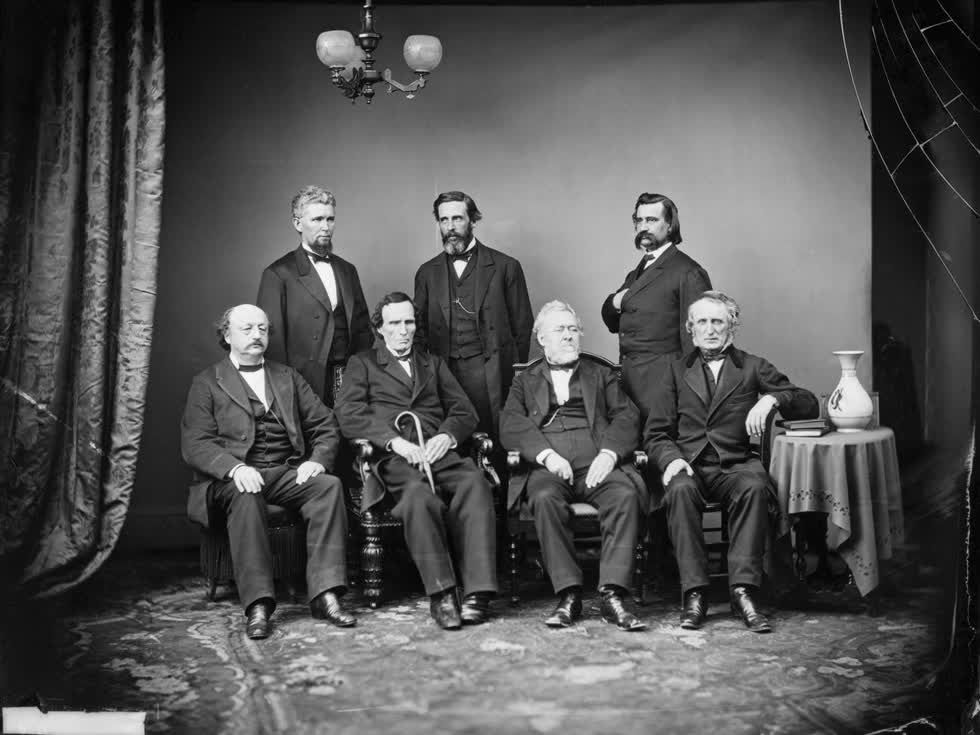Ba ngày sau đó, vào 24/2/1868. Hạ viện Mỹ quyết định luận tội ông Johnson với tỷ lệ phiếu thuận trên phiếu chống là 126/47. Hạ viện cho rằng ông đã vi phạm pháp luật và coi thường Quốc hội.