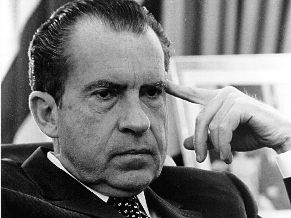 Hơn 100 năm sau đó, cuộc khủng hoảng trong hai năm dẫn đến quyết định từ chức của Cựu tổng thống Richard Nixon bắt đầu vào ngày 17/6/1972. Khi đó, 5 người đã bị bắt sau khi đột nhập vào trụ sở của Ủy ban Quốc gia Dân chủ tại khách sạn Watergate ở Washington D.C. và đặt máy nghe trộm. Tới ngày 8/1/1973, phiên toà xét xử vụ án này bắt đầu và tới cuối tháng 4 cùng năm, hai quan chức cấp cao của Nhà Trắng và Bộ trưởng Tư pháp do liên quan tới vụ việc. Cố vấn Nhà Trắng cũng bị sa thải.