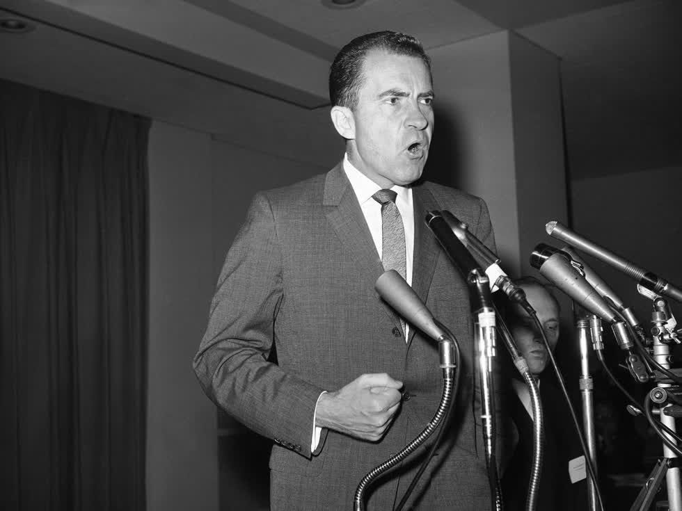 Tháng 7 năm đó, ông Nixon đã từ chối bàn giao lịch sử các cuộc điện thoại của ông, được cho là có liên quan tới vụ đột nhập và nghe trộm trên. Ông dẫn một số đặc quyền là lý do để không bàn giao các tài liệu này cho Quốc hội (kể cả khi có trát của toà án). Toà án Tối cao sau đó đã phải ra phán quyết buộc ông phải làm vậy.
