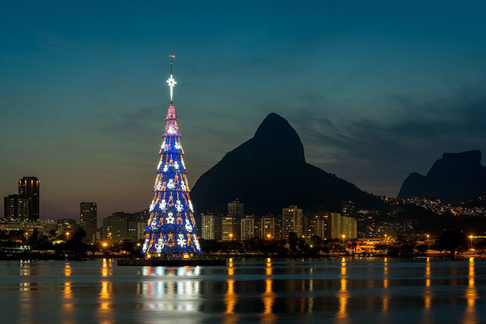 Brazil thắp sáng cây thông nổi lớn nhất thế giới
