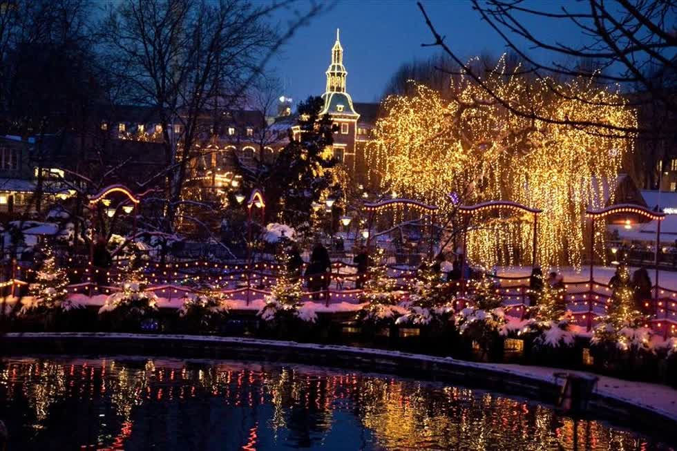   Lễ hội ánh sáng Christmas in Tivoli được tổ chức ở Đan Mạch với hơn 16 nghìn ánh sáng, ánh đèn  