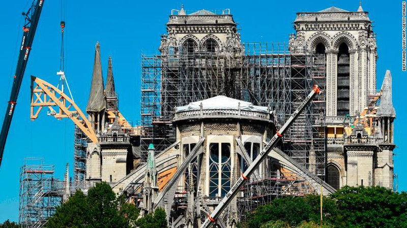 Nhà thờ Đức Bà Paris đang trong quá trình tái thiết. Ảnh: CNN