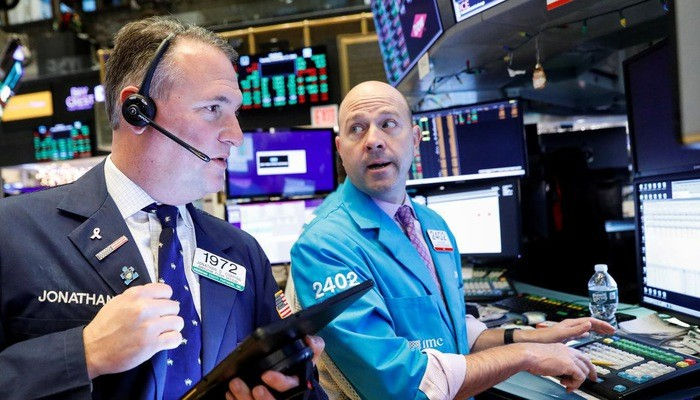   Các nhà giao dịch cổ phiếu trên sàn NYSE ở New York, Mỹ - Ảnh: Reuters.  