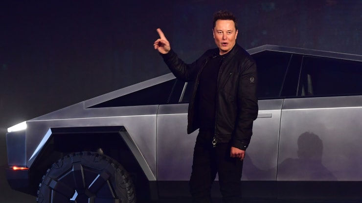 Elon Musk trong buổi ra mắt Cybertruck.