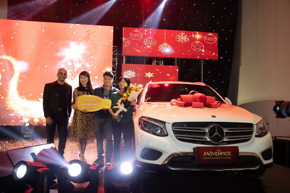 Ông Mobeen Akhalwaya -  Thành viên Hội đồng quản lý Mövenpick Resort Waverly Phú Quốc cùng đại diện Chủ đầu tư trao tặng giải thưởng giá trị nhất cho nữ chủ nhân may mắn.