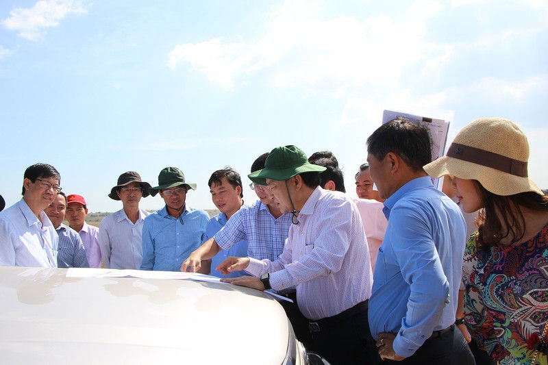 Ông Nguyễn Ngọc Hai cùng đại diện các ban ngành đi khảo sát các tuyến đường đang và sẽ gấp rút triển khai.