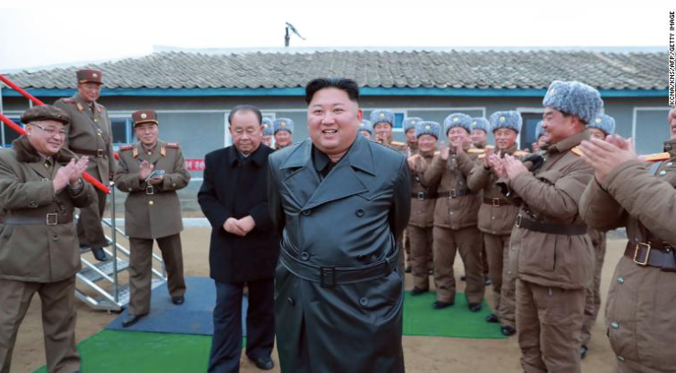 Nhà lãnh đạo Kim Jong Un tươi cười sau khi kiểm tra bệ phóng tên lửa siêu lớn. Ảnh: KCNA
