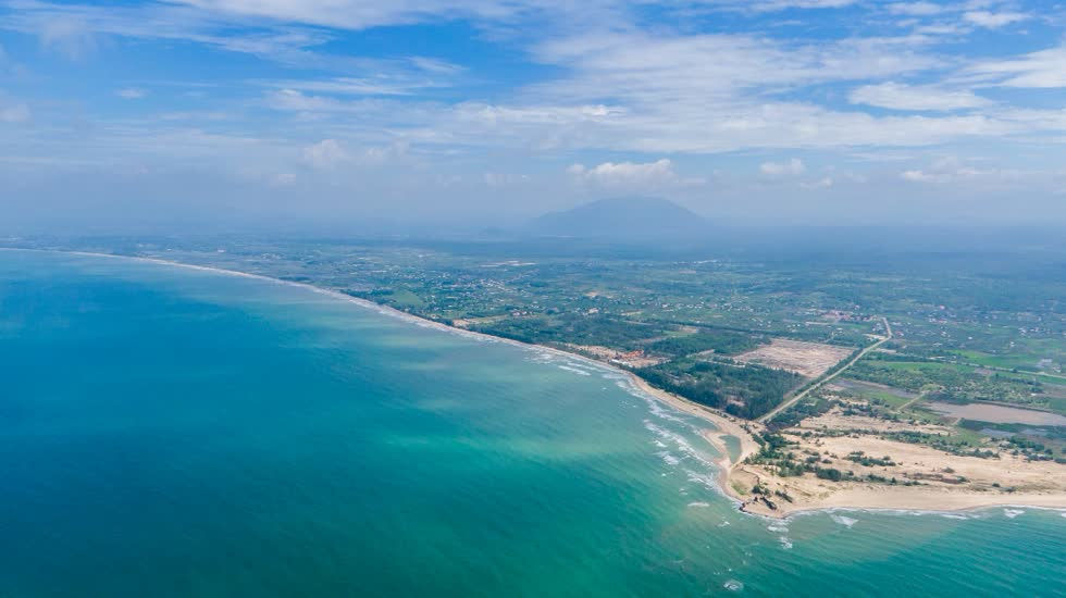 Bãi biển Thuận Quý - Tân Thành sở hữu bờ biển dài, xinh đẹp và quỹ đất rộng sẵn sàng đón các dự án mang tầm tổ hợp.