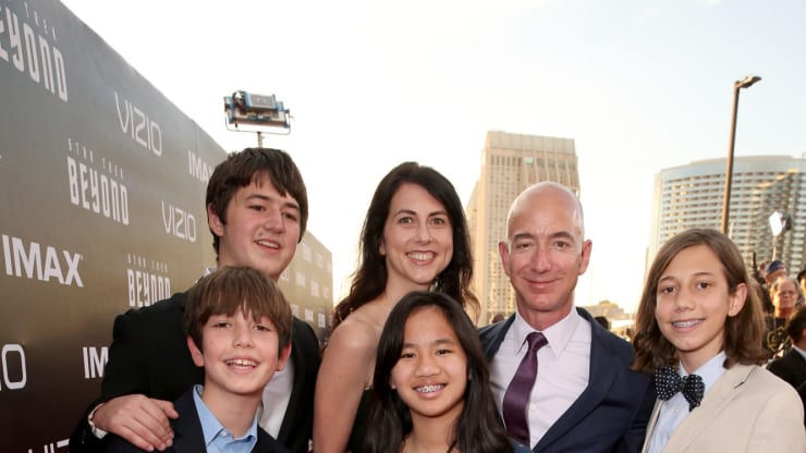 Tỷ phú Jeff Bezos cùng vợ cũ và các con.