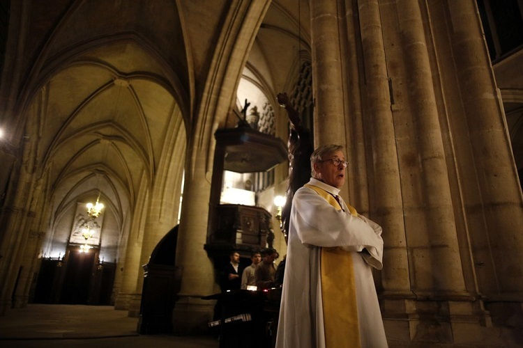 Linh mục quản nhiệm Nhà thờ Đức Bà Paris Chauvet trong lễ Giáng sinh tại nhà thờ Saint-Germain l'Auxerrois hôm 24/12. Ảnh: AP.