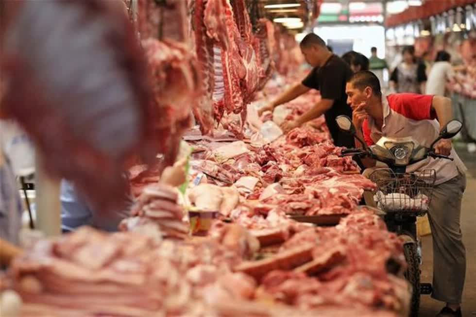 Nguồn cung thịt lợn khan hiếm nên đẩy giá thịt lợn tăng cao trong suốt nhiều tháng qua.