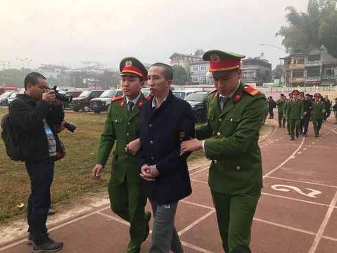 Bùi Văn Công bị áp giải ra phiên xử
