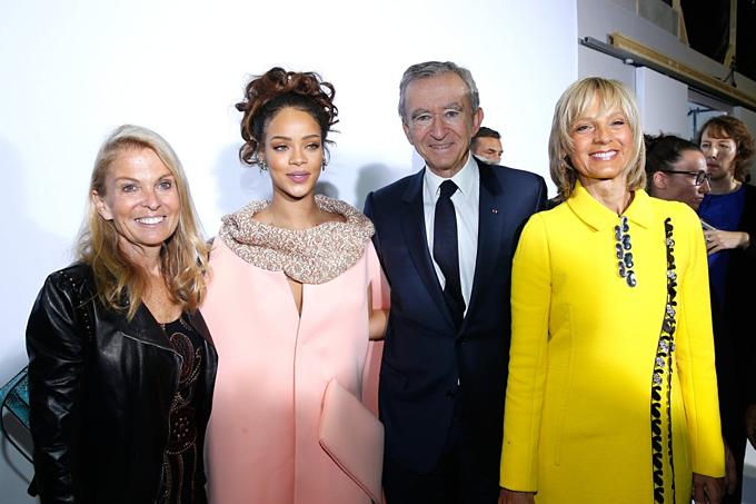 Rihanna và chủ tịch LVMH Bernard Arnault (thứ hai từ phải) tại Paris tháng 10/2015.