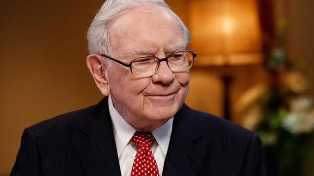 Warren Buffett trong một buổi đại hội cổ đông của công ty. Ảnh: WSJ