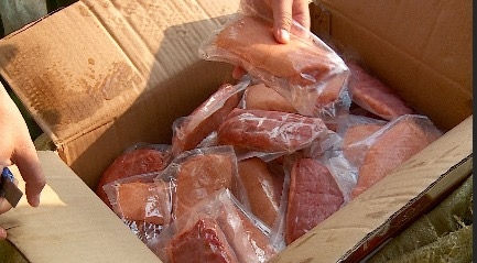 Thu giữ hơn 1 tấn bánh kẹo, thịt lợn đông lạnh không rõ nguồn gốc tại Hà Nội