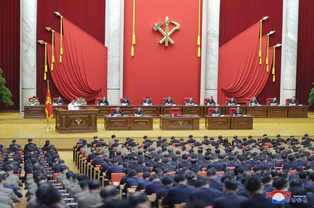 Trước đó, ông Kim Jong-un cũng chủ trì ngày họp đầu tiên của phiên họp toàn thể lần thứ 5 của Ủy ban Trung ương đảng Lao động Triều Tiên vào ngày 28/12.