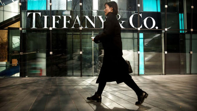 Tập đoàn xa xỉ LVMH của Pháp mua lại hãng trang sức Tiffany & Co với giá hơn 16,2 tỷ USD vào tháng 11. Như vậy, LVMH tiếp tục bành trướng sự thống trị trong ngành kinh doanh hàng xa xỉ toàn cầu