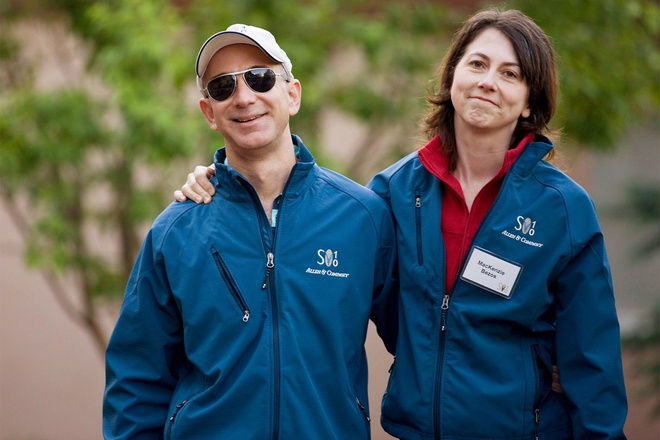  Theo Bloomberg, ông chủ Amazon Jeff Bezos và vợ cũ MacKenzie đã chính thức hoàn tất việc ly hôn. Theo đó, bà MacKenzie nhận 25% tổng tài sản, tương ứng với 4% cổ phiếu của Amazon, trị giá 38 tỷ USD. Số tiền này giúp vợ cũ ông chủ Amazon trở thành người phụ nữ giàu thứ 3 thế giới. 