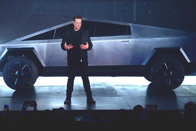 Tháng 11, Elon Musk được một phen xấu hổ khi giới thiệu xe bán tải Cybertruck của Tesla. Ông khẳng định với khán giả rằng chiếc xe đặc biệt này chống đạn hoàn toàn. Tuy nhiên, khi một nhà thiết kế Tesla ném quả bóng kim loại vào cửa xe, tấm kính cửa sổ dễ dàng rạn nứt.