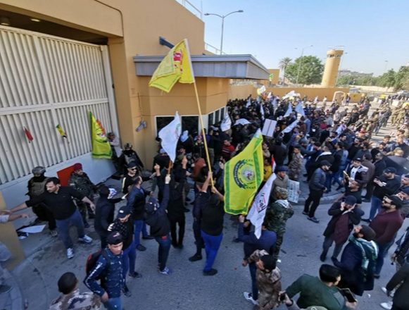 Ngày 31/12, hàng ngàn người biểu tình và các chiến binh dân quân đã tập trung bên ngoài cổng chính của khu đại sứ quán Mỹ ở Baghdad để lên án các cuộc không kích vào các căn cứ dân quân được Iran hậu thuẫn.