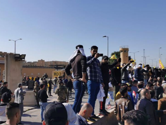   Đám đông biểu tình đã tiến gần tới Đại sứ quán Mỹ nằm trong Vùng Xanh (Green Zone) được bảo vệ nghiêm ngặt ở thủ đô Baghdad và hô vang các khẩu hiểu chống Mỹ.   