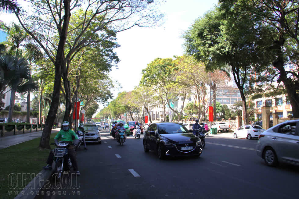 Đường phố Sài Gòn đã bắt đầu trang trí chào Tết Nguyên Đán, dòng xe sáng nay cũng đông nhưng di chuyển khá thoải mái.