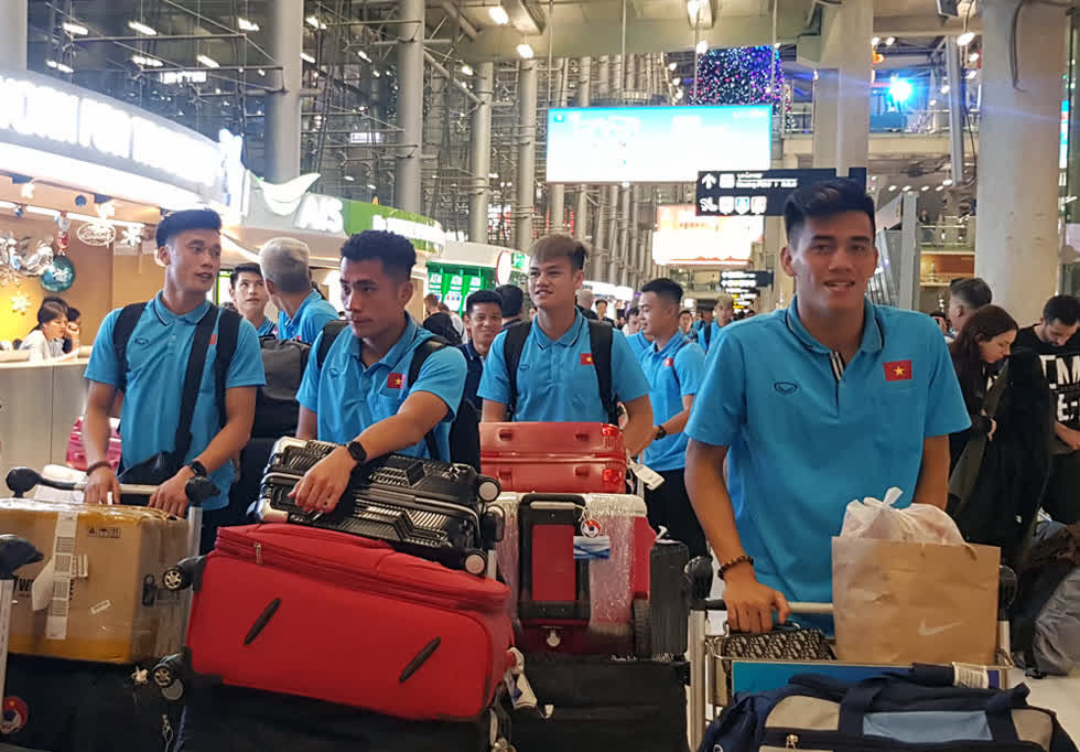 Các cầu thủ tỏ ra thoải mái sau chuyến bay từ TP. HCM tới Bangkok.