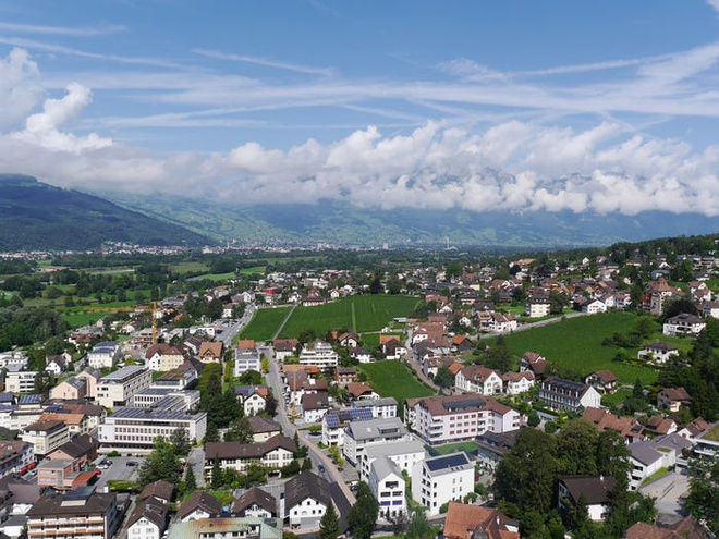 Với diện tích gần 161 km2,  Liechtenstein  là quốc gia nhỏ thứ 4 châu Âu và rộng bằng khoảng 1/8 thành phố Los Angeles (California, Mỹ). Ngôn ngữ chính của nước này là tiếng Đức.
