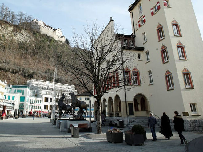  GDP  bình quân đầu người của Liechtenstein là hơn 165.000 USD/năm, đứng thứ 2 thế giới, chỉ sau Monaco. Quốc gia này giàu có nhờ vào dịch vụ tài chính và các ngành công nghiệp như điện tử, sản xuất kim loại, sản phẩm nha khoa, dụng cụ quang học và dược phẩm.