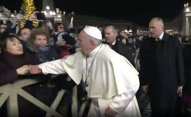 Giáo hoàng Francis khi bị người phụ nữ túm tay kéo về phía mình. Ảnh: Cắt từ clip.